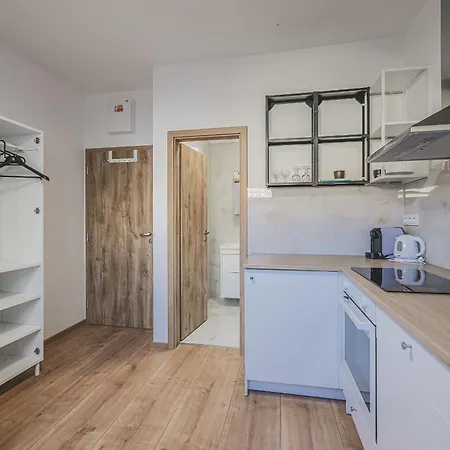 Flat Near Castle Stylish & Prime Location 6 Apartment
