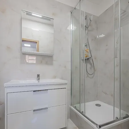 Flat Near Castle Stylish & Prime Location 6 Prag