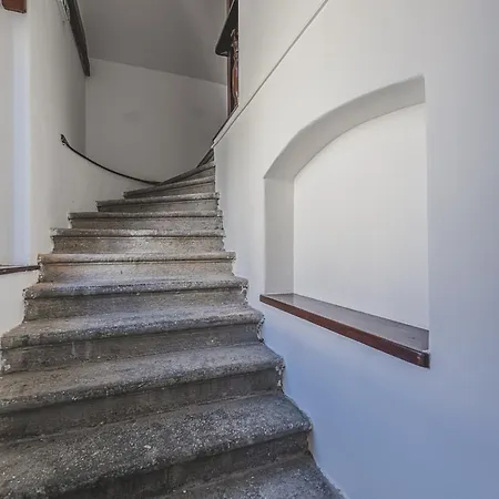 Апартаменты Flat Near Castle Stylish & Prime Location 6