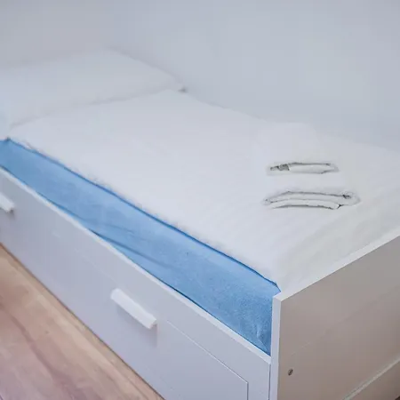 Апартаменты Flat Near Castle Stylish & Prime Location 6