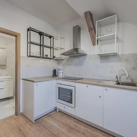 Flat Near Castle Stylish & Prime Location 6 *