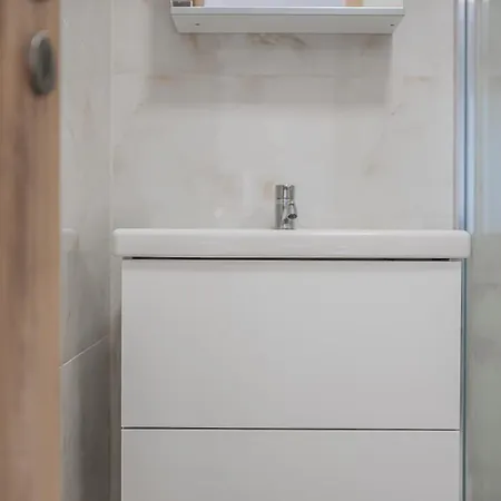 Flat Near Castle Stylish & Prime Location 6 Apartment *