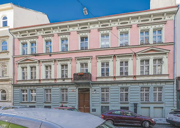 Flat Near Castle Stylish & Prime Location 6